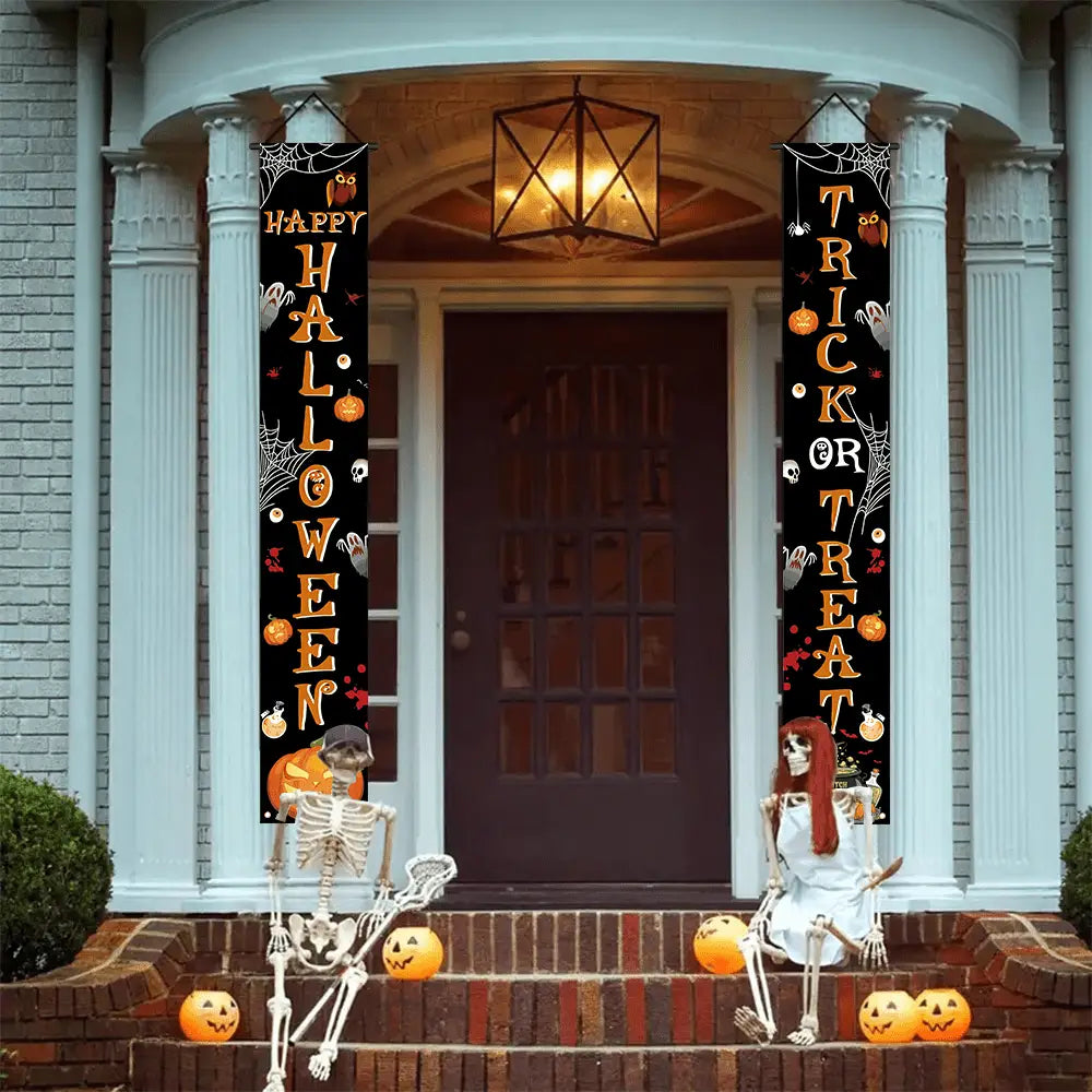 bannière d’accueil d’Halloween noire avec texte orange et illustrations effrayantes suspendues de part et d’autre d’une porte d’entrée, panneau vertical pour porche, pour la décoration de saison.
