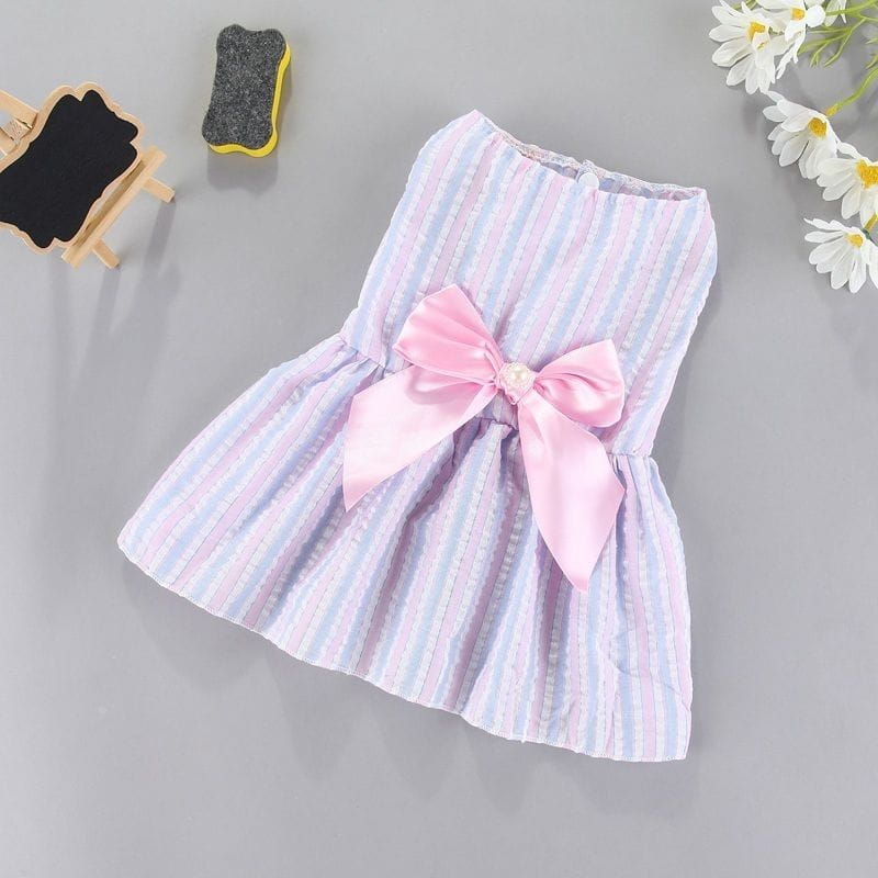 中国本土で製造された、ポリエステル繊維のパステルストライプ柄幼児用夏用犬用ドレスで、ウエストにピンクのサテンリボンが付いており、春夏用に適しています