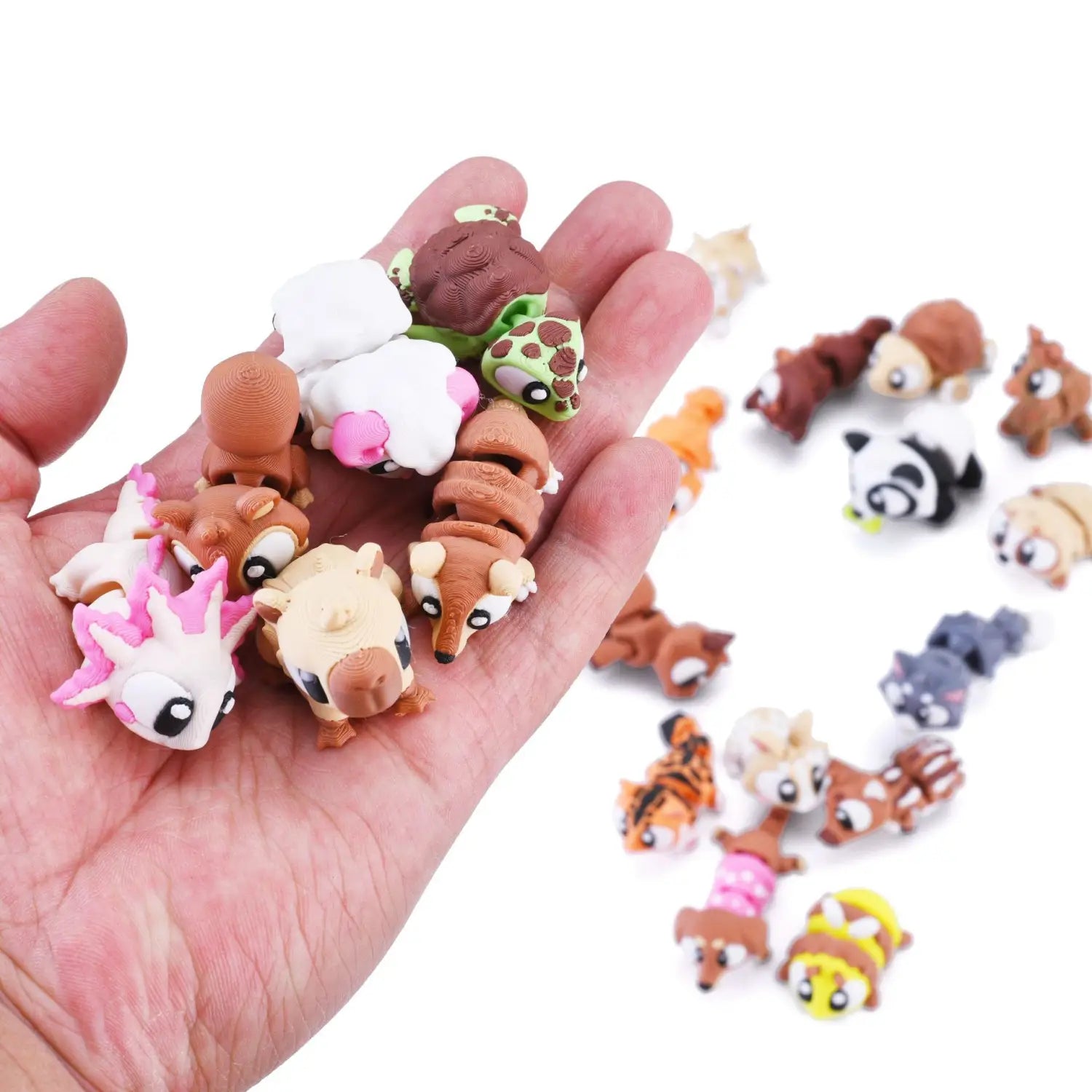 Une collection de jouets figurines d’animaux imprimées en 3D, colorés, dans divers designs mignons et couleurs, affichés comme produits finis.