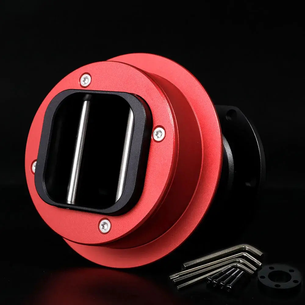 Adaptateur de moyeu à dégagement rapide Fanatec Qr2 comportant un cache de moyeu de volant en aluminium rouge, avec un châssis intérieur noir et des vis argentées.