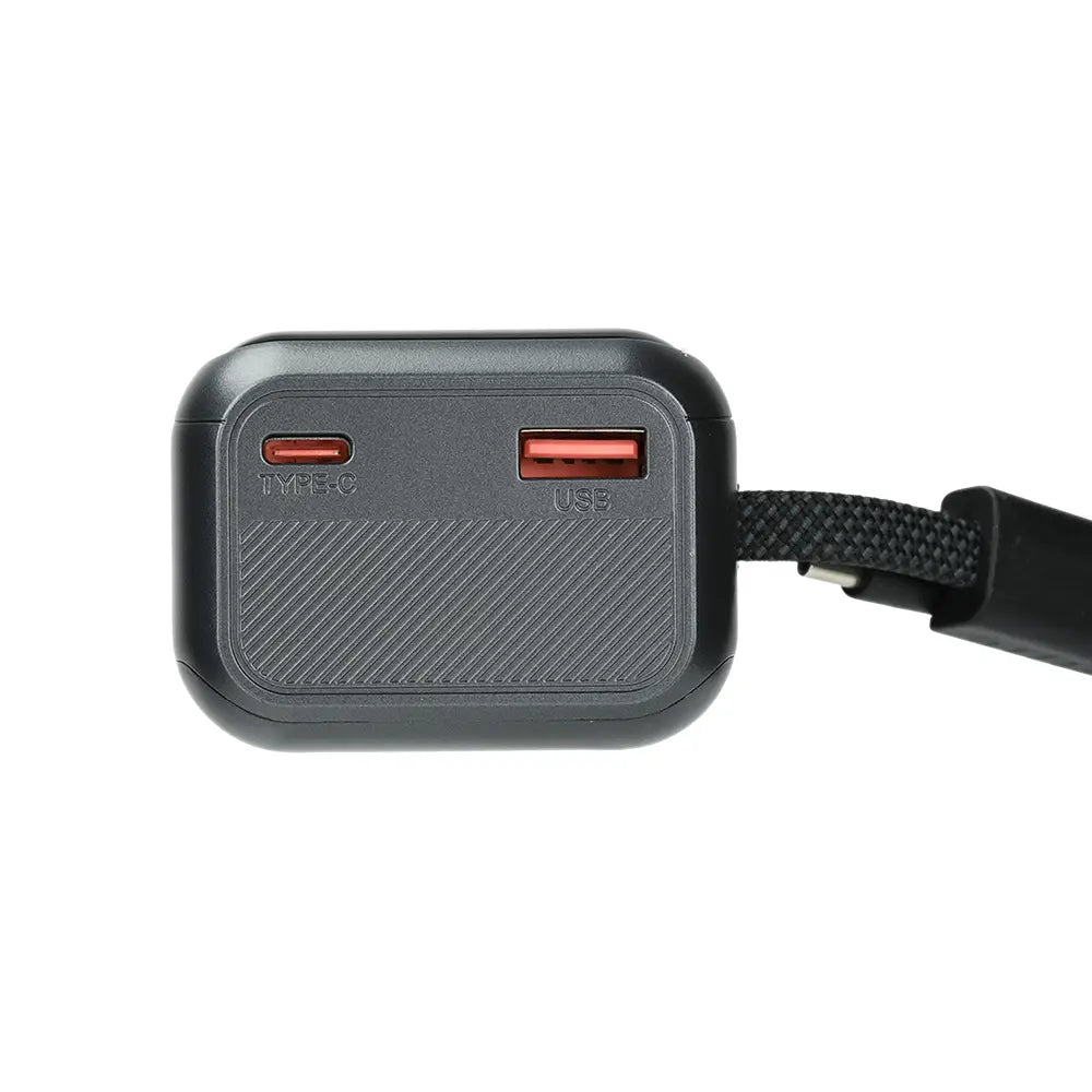 Schwarzer rechteckiger PD-100-W-Schnelllade-Powerbank-DIY-Bausatz mit strukturierter Oberfläche mit zwei Anschlüssen, ein Typ-C und ein USB, sowie mit angebundener geflochtener schwarzer Schnur