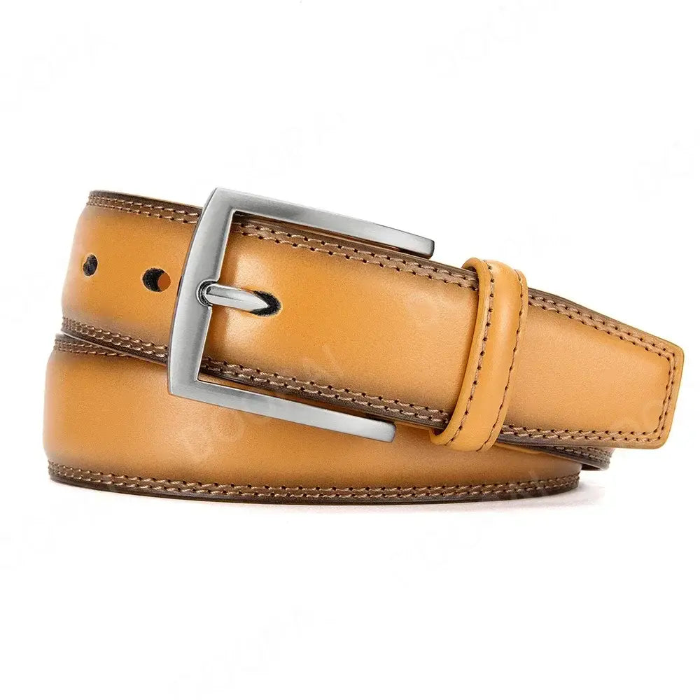 Boucle automatique de ceinture à cliquet en cuir pour homme en cuir beige, avec boucle rectangulaire à l’aspect argenté et surpiqûre contrastante en brun foncé.