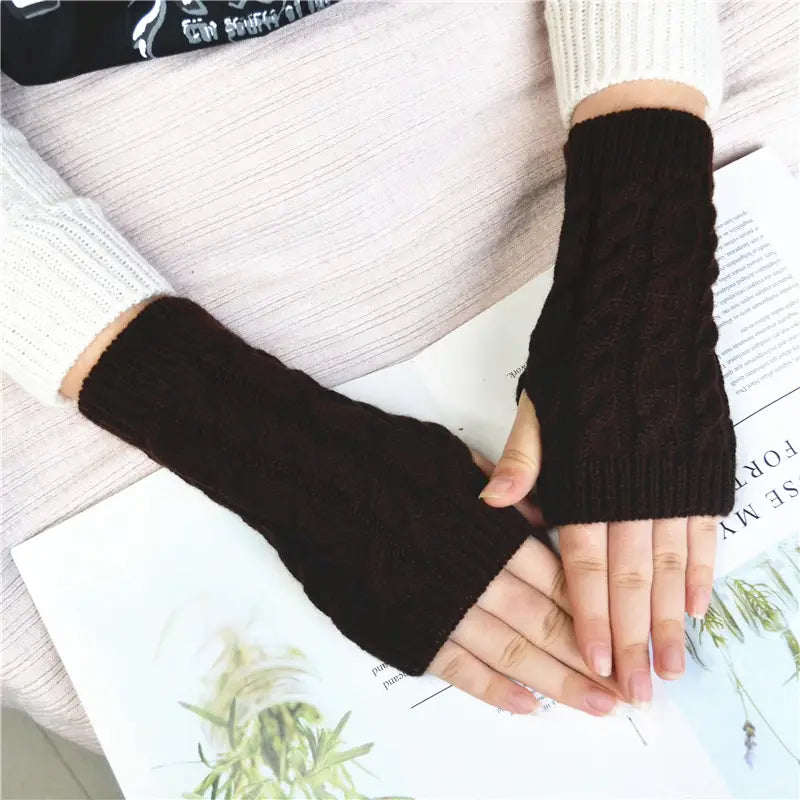 Dunkelbraune, gestrickte fingerlose Handschuhe für Damen mit Zopfmuster, ideal für die Nutzung im Winter.