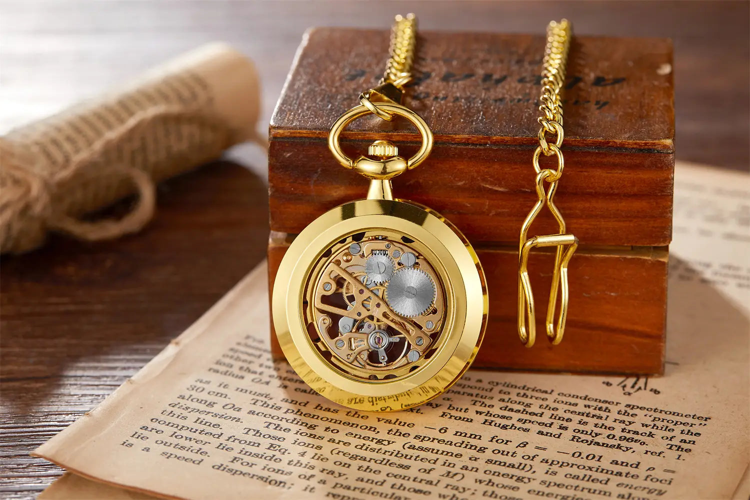 Montre de poche mécanique en or, squelette à remontage par la main, avec engrenages mécaniques apparents, un cadran à tonalité argent et une chaîne ornée.