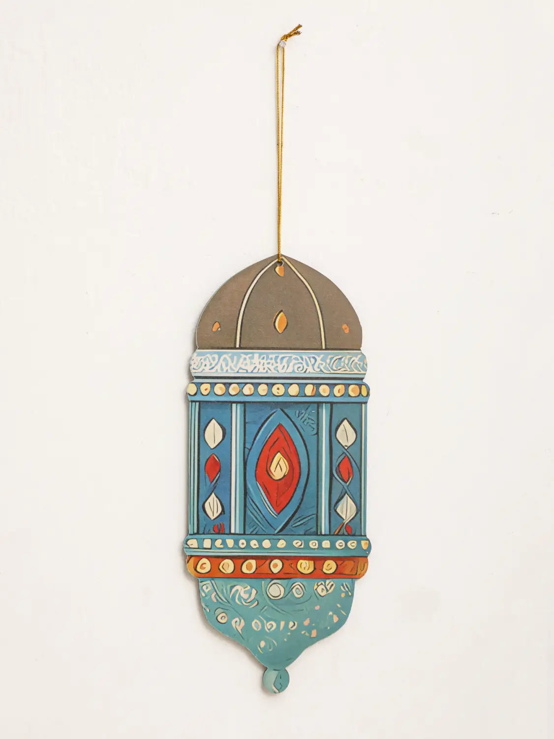Un farol decorativo de luna y estrella para decoración de pared de Ramadán islámico, con cuerpo turquesa, parte superior tipo cúpula marrón y patrones geométricos intrincados de color rojo, blanco y oro en estilo moderno.