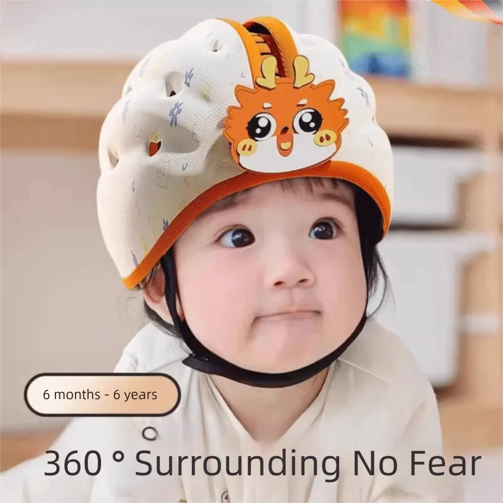 Ein weicher atmungsaktiver Babysicherheitshelm in cremefarben mit einer orangefarbenen Cartoon-Reh-Applikation und Belüftungsöffnungen zum Schutz des Kinderkopfs