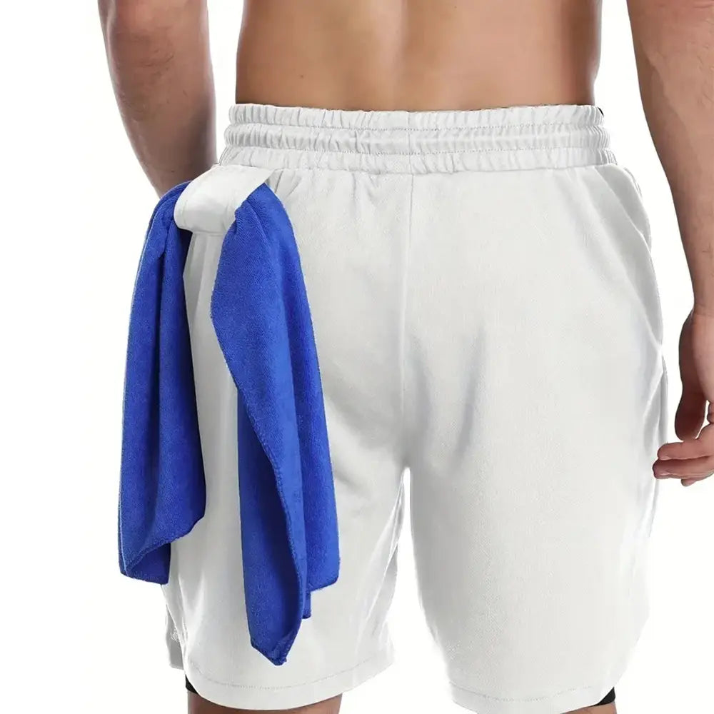 Die Rückseite weißer Sportshorts mit einem über die Rückentasche drapierten blauen Handtuch aus dem Herren-Anime-Kompressionsshirt- und -Shorts-Set, ausgelegt für Leistung und Komfort