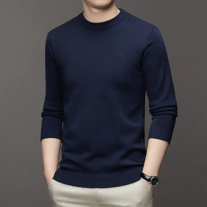 Klassischer Herren-Strickpullover mit Rundhalsausschnitt in Marineblau mit gerippten Bündchen und Saum, gefertigt aus weichem Strickstoff.