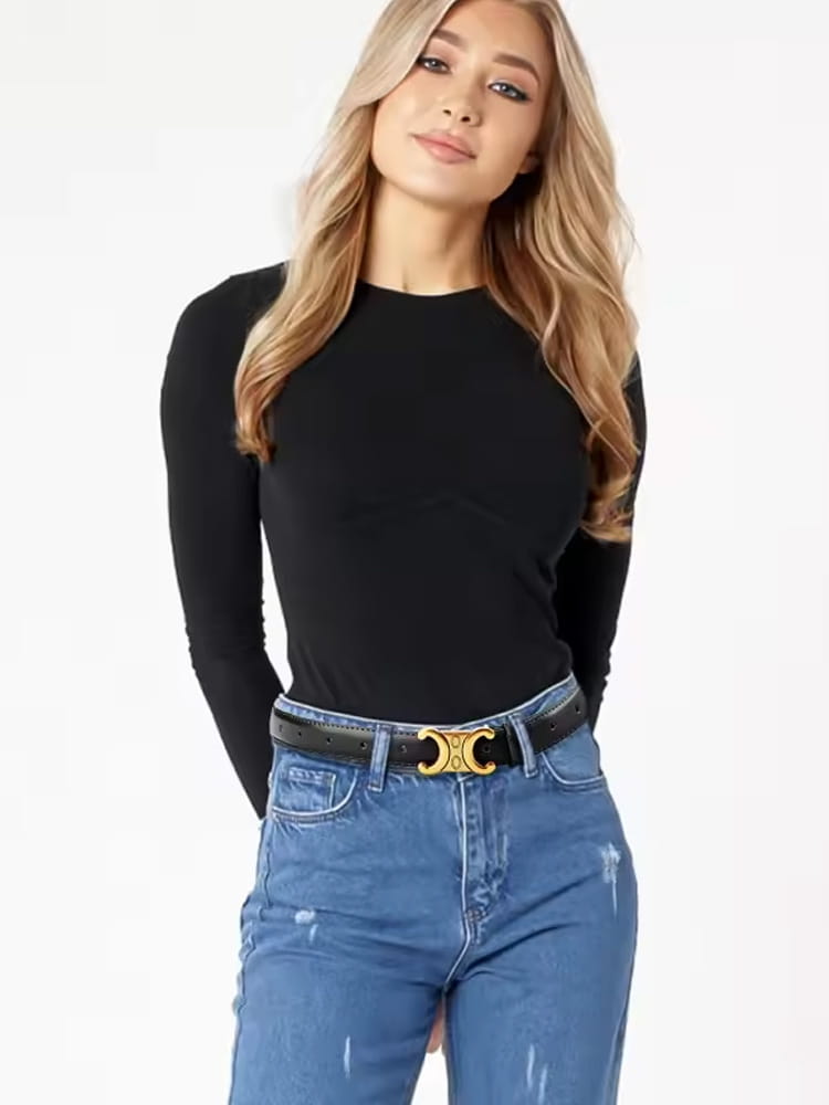 Haut noir à manches longues avec encolure ronde et silhouette ajustée, associé à une ceinture de robe de créateur en cuir noir dotée d’une boucle en C dorée.
