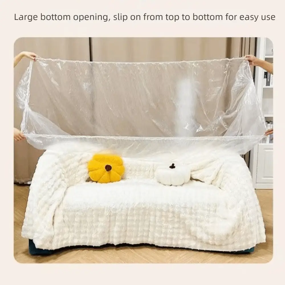 Ensemble de housses de protection imperméables pour meubles en plastique transparent, comprenant une housse de canapé avec une grande ouverture en partie inférieure, pour une mise en place aisée.