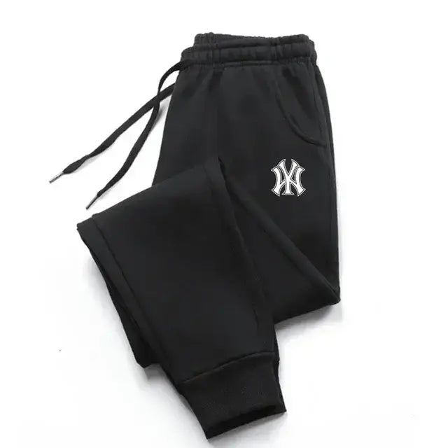 Sudaderas tipo jogger de felpa para hombre de Yankees en color negro con logotipo bordado en blanco en el muslo izquierdo.