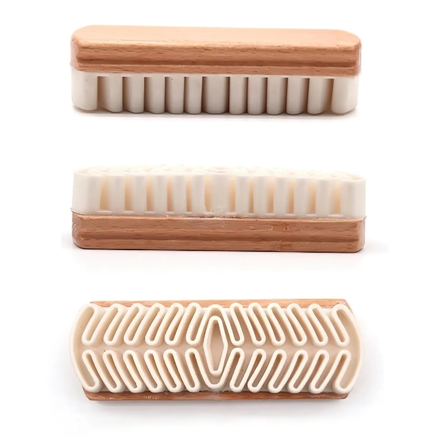 Juego de tres cepillos de limpieza para interior de coche de ante Alcántara con mango de madera, cerdas de color crema y diseños de cabezal de cepillo variados para diferentes tareas de limpieza.