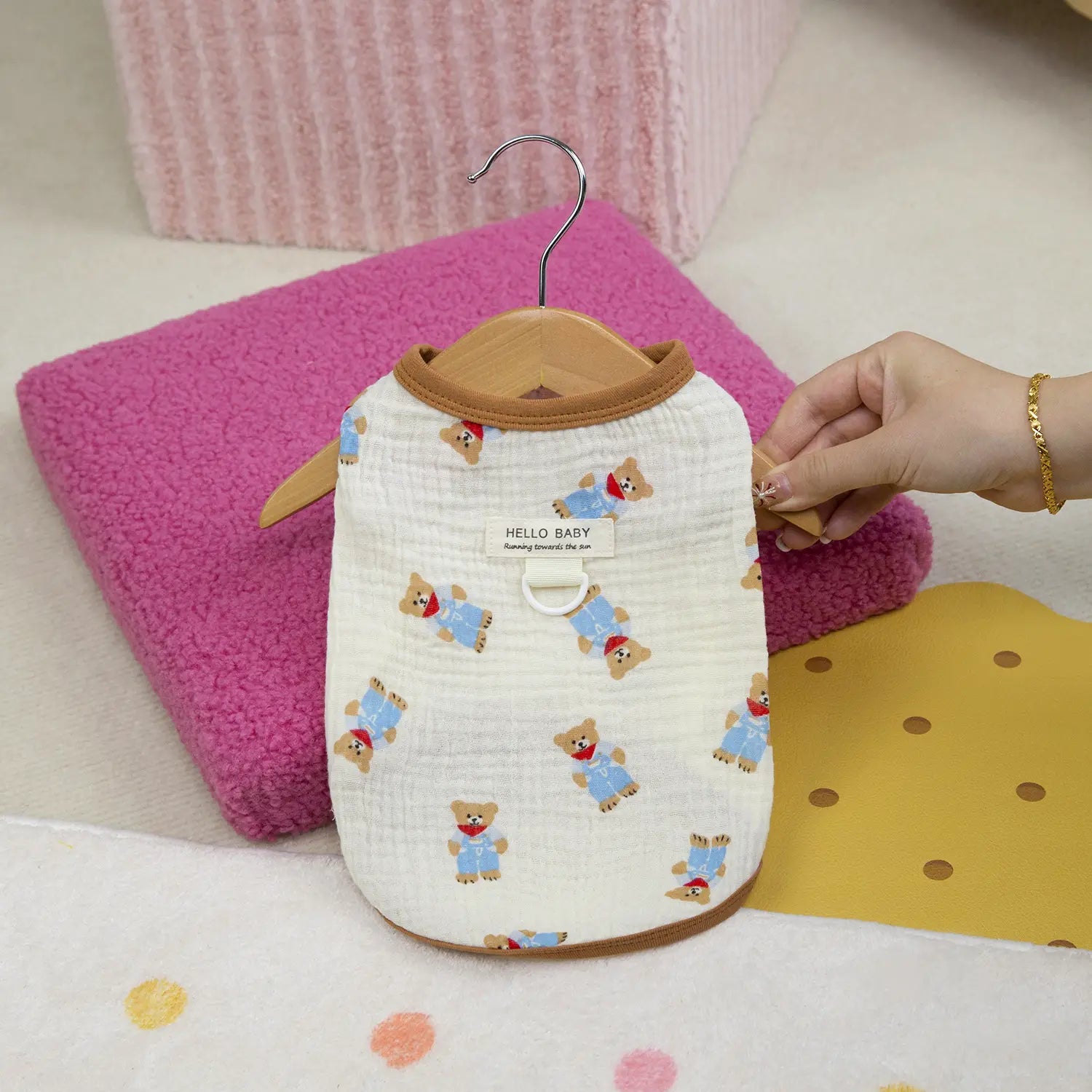 Camisa de algodón para perro y gato, en color blanco, con ribete marrón y bordado de osito de peluche, en azul tipo peto con la etiqueta "hello baby".