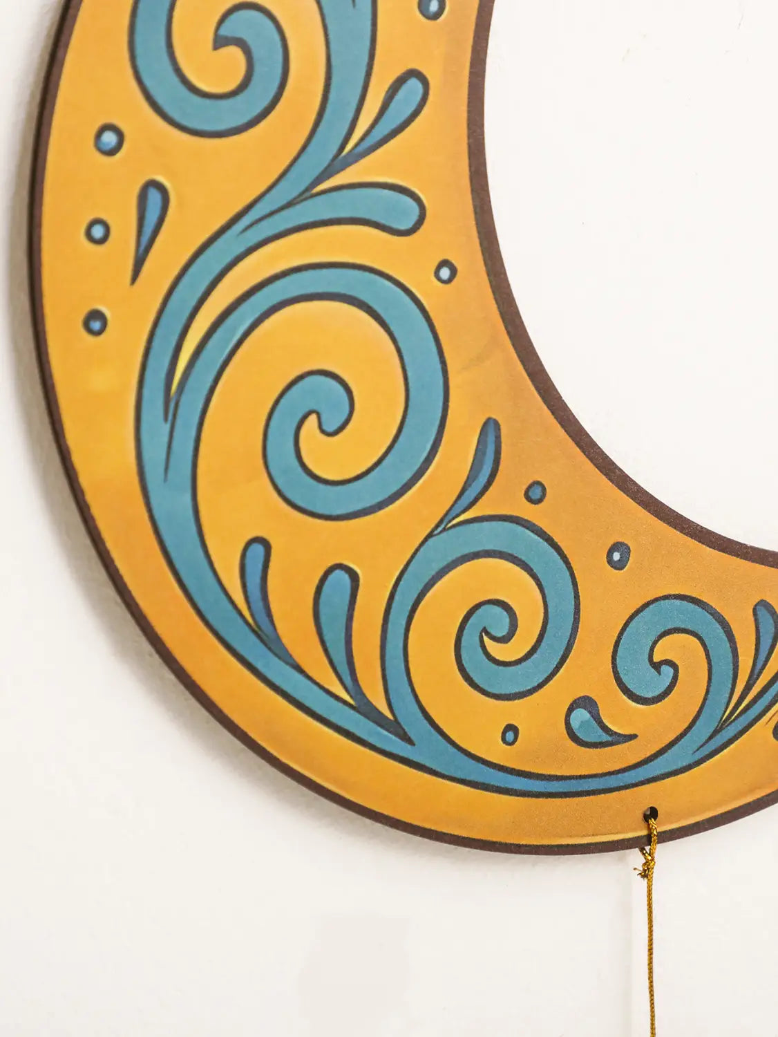 Un colgante de pared con forma de media luna color amarillo vibrante, con remolinos turquesa intrincados y borde color marrón oscuro, diseñado como farol de luna y estrella de estilo moderno para Ramadán islámico.