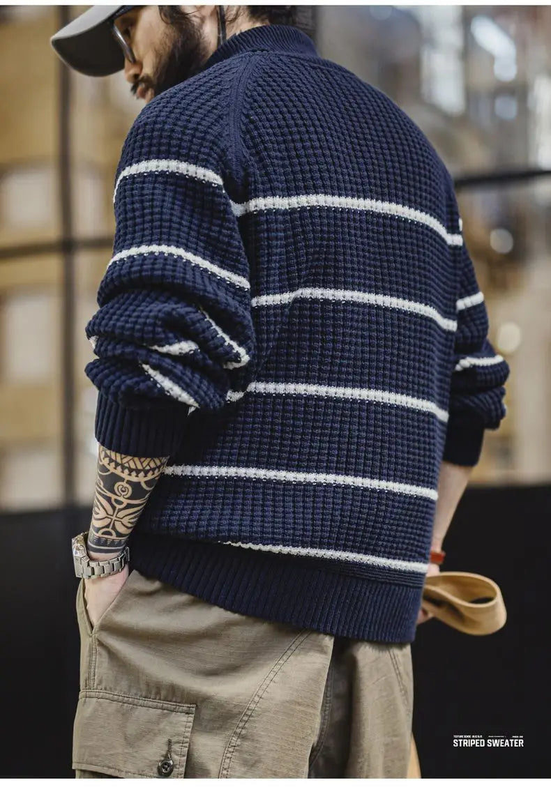 Navyblauer und weißer horizontal gestreifter Waffelstrick-Maden-gestreifter Rollkragenpullover für Herren, warme Strickkleidung im Winter.