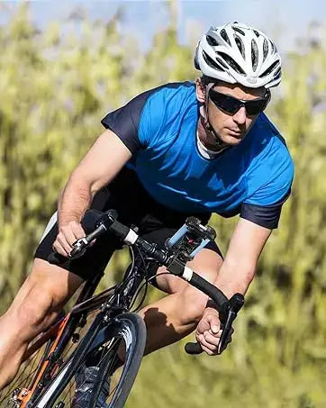 Casque de vélo aérodynamique blanc avec accents noirs et ouvertures de ventilation présenté avec un support universel de téléphone pour vélo offrant une rotation à 360 degrés.