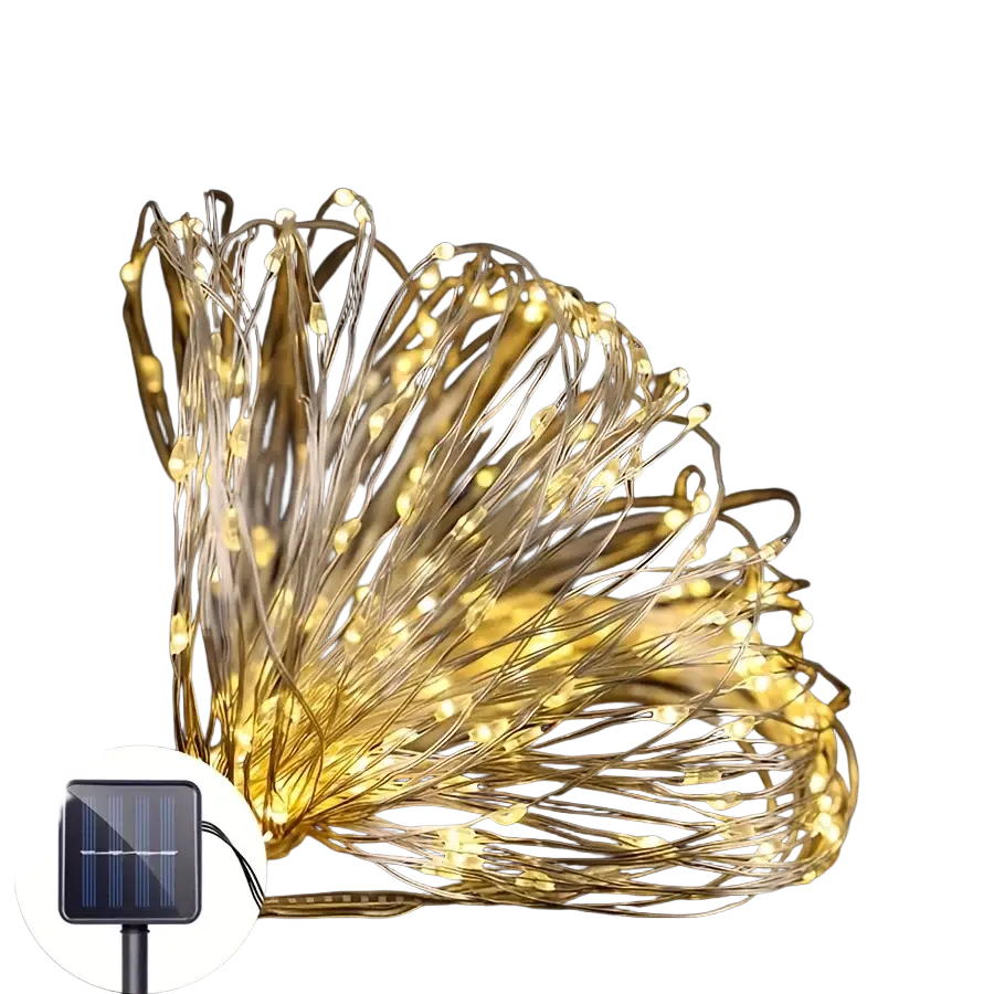 guirlande de lumières à fils de cuivre solaire pour extérieur à DEL avec ampoules dorées et chargeur alimenté par énergie solaire, présentée sous un angle frontal