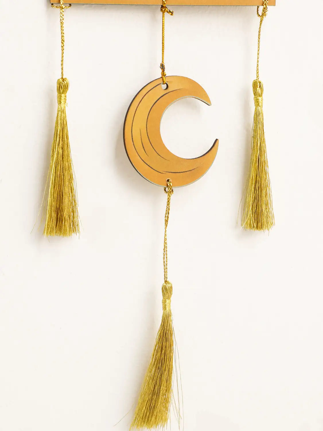 Decoración de pared para Ramadán islámico en forma de media luna de madera color dorado, con tres borlas doradas a juego en estilo moderno, en diseño de farol de luna y estrella
