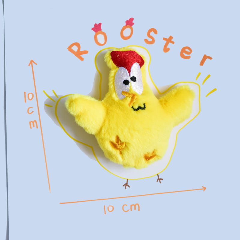 赤いとさかと刺繍された顔の特徴を備えた、インタラクティブな笛（スウィーカー）おもちゃとしてペット向けにデザインされた黄色いオンドリの犬用ぬいぐるみです。