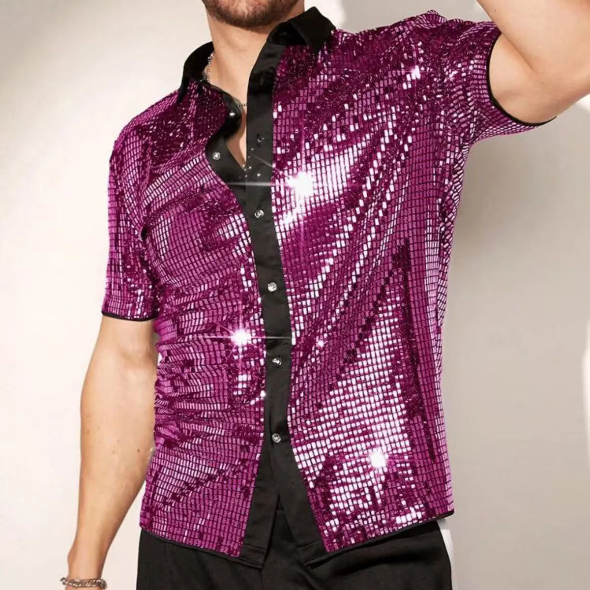 Chemise de scène à manches courtes en sequins pour hommes, arborant un tissu à sequins magenta étincelant, avec un col en satin noir et une patte de boutonnage.