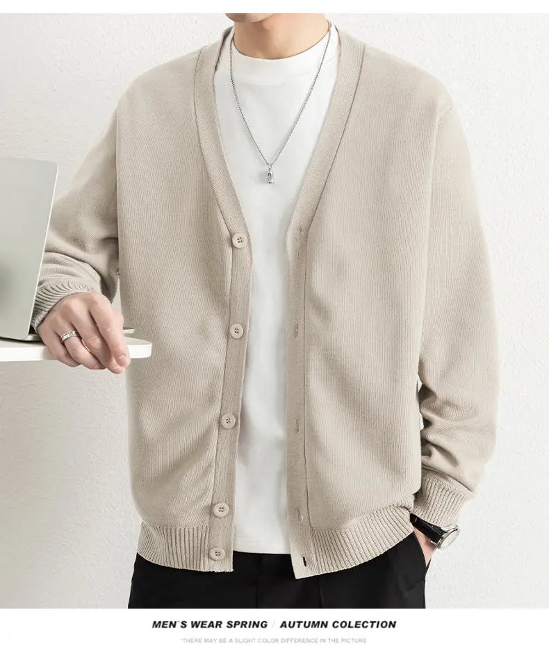 Beiger gerippter Strick-Herren-Cardigan mit Knopfleistenverschluss, entworfen für Freizeit- und formelle Anlässe.
