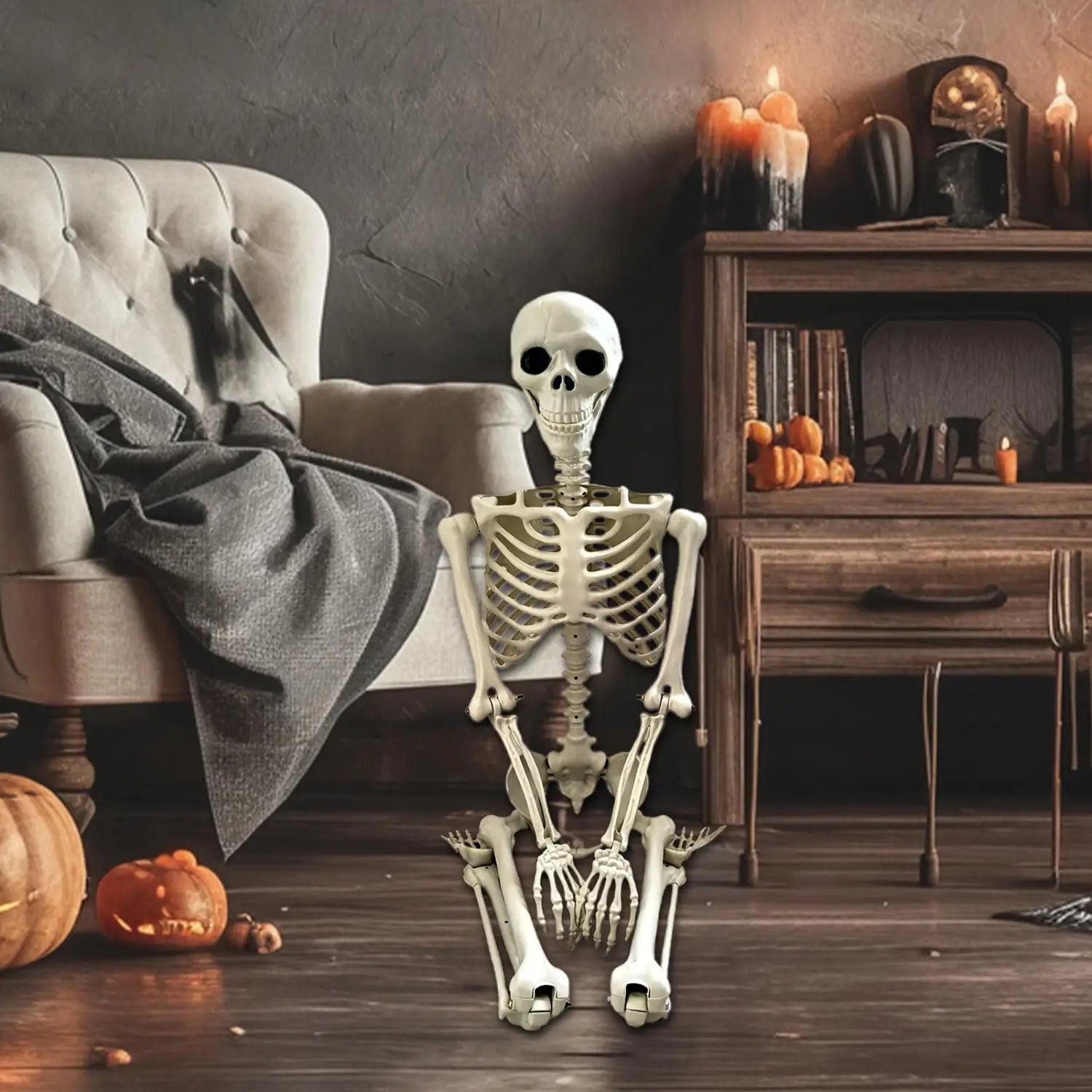 una figurita de esqueleto de Halloween de plástico blanco, con estructura ósea detallada y cuencas de ojos negras, de pie y erguida como decoración de jardín en un ambiente de casa encantada