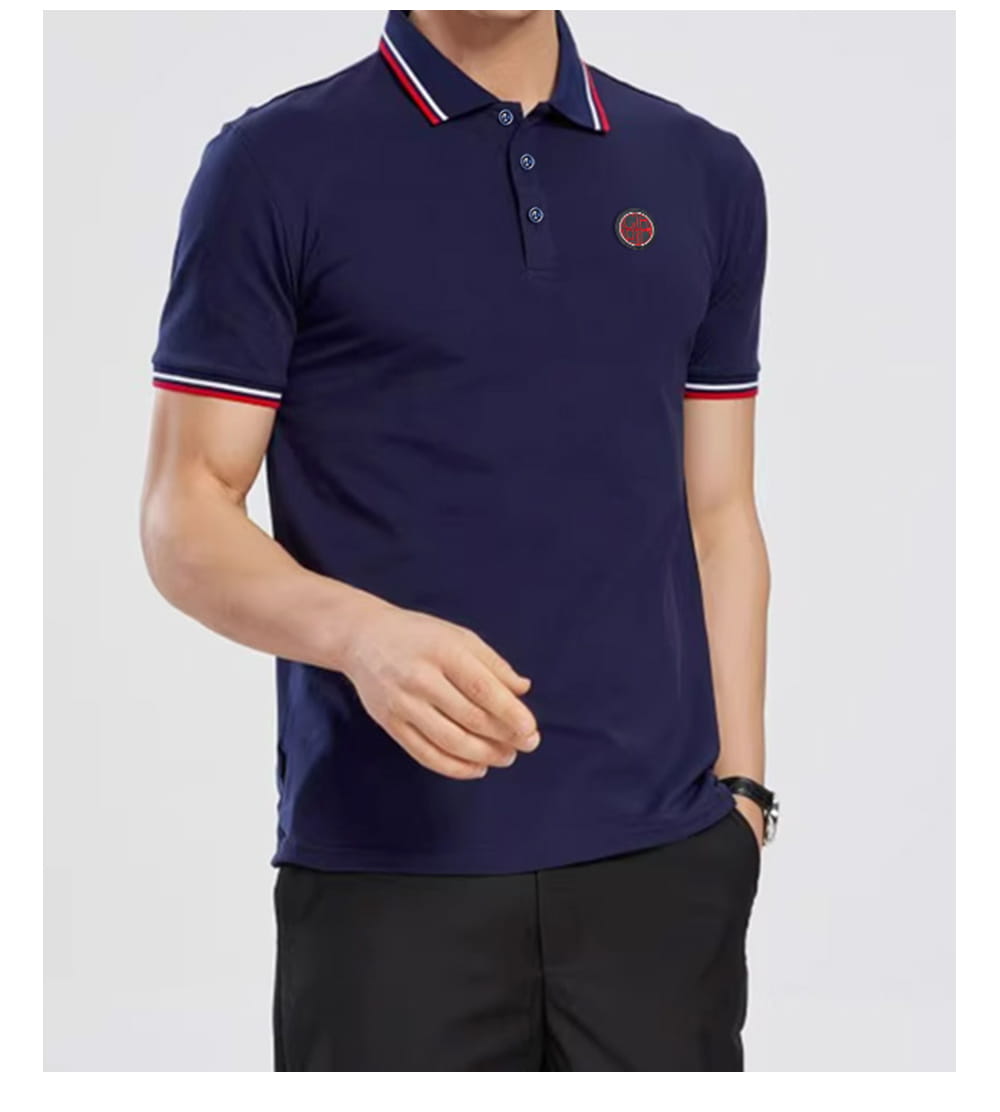 Herren-Poloshirt aus Baumwolle in Marineblau mit kurzen Ärmeln, mit rot-weißem Kontrastbesatz am Kragen und an den Ärmelbündchen sowie einem kleinen, runden bestickten Logo auf der Brust.