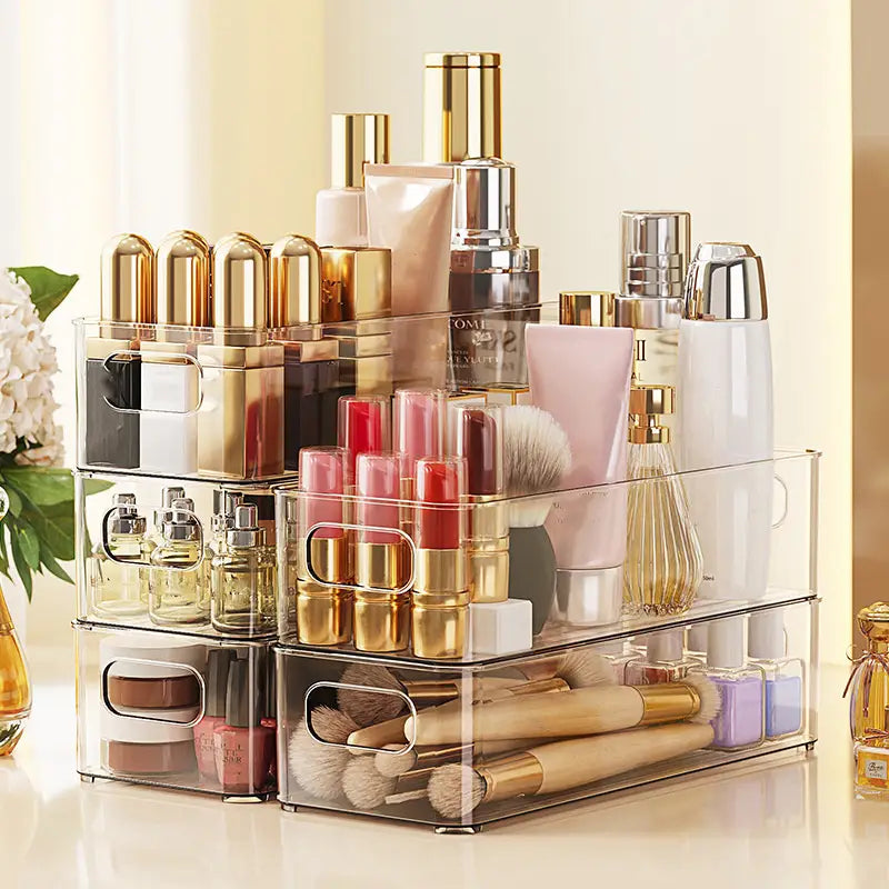 Organisateur de maquillage à trois niveaux en acrylique transparent avec poignées noires, conçu comme un bac de rangement pour réfrigérateur en plastique transparent avec poignées