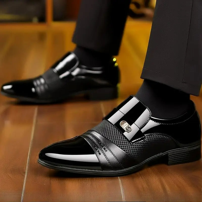 Chaussure habillée à enfiler en cuir à bout pointu, modèle Oxford, pour homme, en cuir verni noir à finition brillante, avec une bande blanche contrastante sur le cou-de-pied et un panneau latéral en maille texturée.