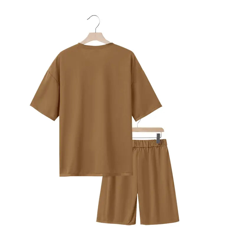 Conjunto de descanso de algodón beige (tan) para hombre de dos piezas, para el verano, con camiseta de ajuste relajado y pantalones cortos con cintura elástica.