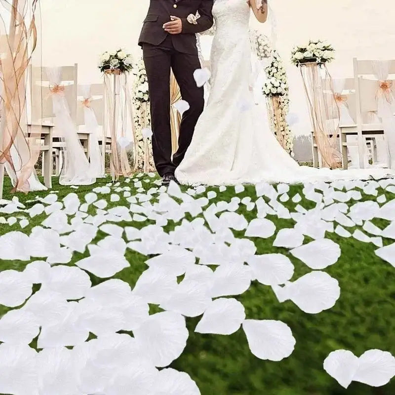結婚式やパーティーに向けて、紙で作られた白いシルクのバラの花びらが青々とした芝生の上に散らされたもの。