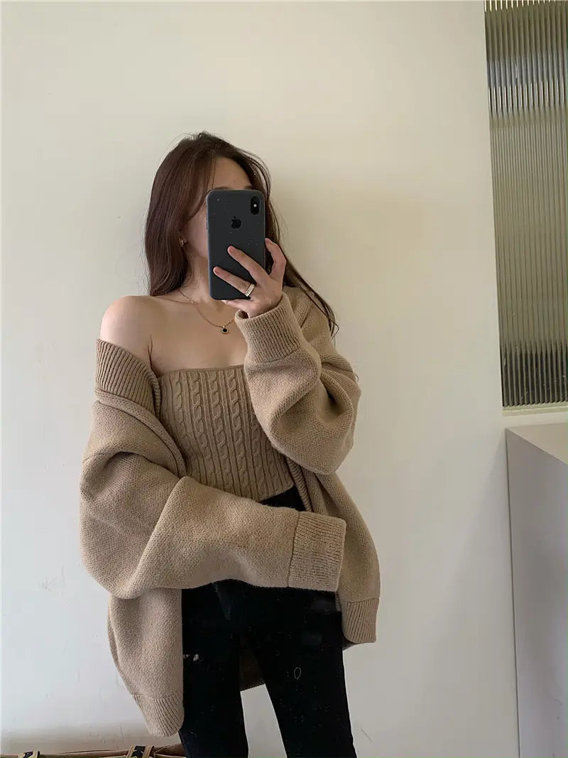 beiger Strickpullover mit Carmen-Ausschnitt, strukturierter Zopfborten-Partie und übergroßen Ärmeln aus dem stilvollen Retro-Wickelbrust-Set aus zwei Teilen.