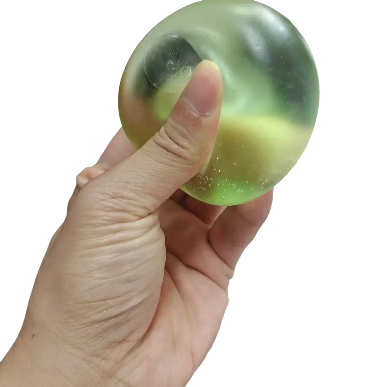une balle anti-stress souple translucide verte avec un dégradé subtil et de minuscules particules scintillantes à l’intérieur, vue de face
