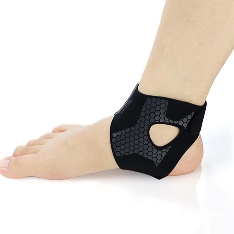 Schwarze Knöchelspange mit Waben-Mesh-Design und verstellbaren Trägern, die atmungsaktive Knöchelunterstützung bieten und Vorteile einer Fußspange für den sportlichen Einsatz
