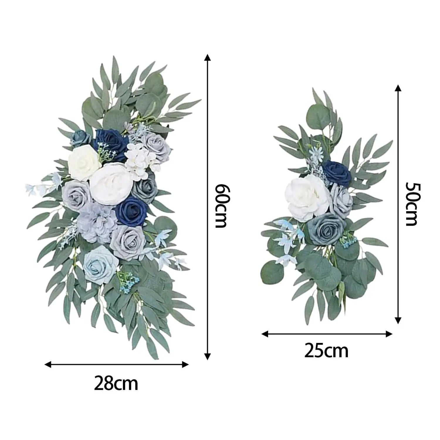 Elegante Hochzeitsbogenblumen mit einer künstlichen Blumenkombination aus Rosen in Marineblau, Weiß und Hellgrau, akzentuiert mit grünen Eukalyptusblättern.