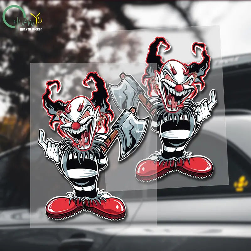 Deux autocollants imperméables de voiture de clown maléfique au style dessin animé : grimaces menaçantes, nez rouges, tenues rayées noir et blanc et chaussures rouges éclatantes.
