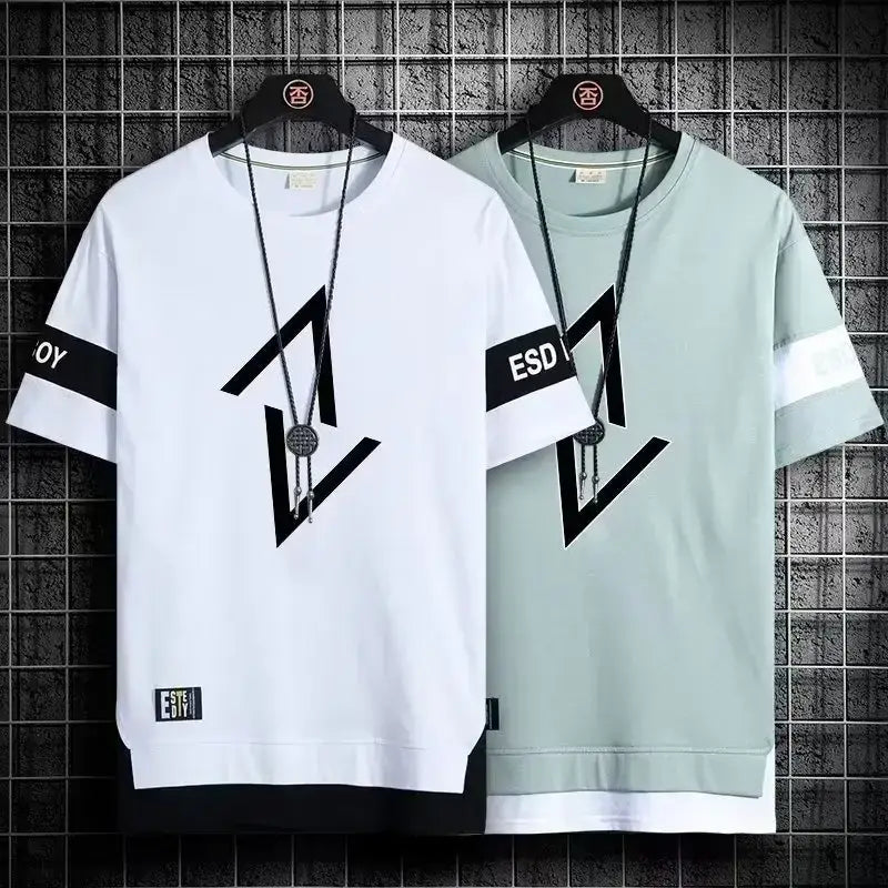 Herren Kurzarm-Graphic-Tee Streetwear-Sommeroberteil in Weiß und Hellgrün mit kräftigen schwarzen geometrischen Designs, kontrastierenden Streifen an den Ärmeln und markentypischen Patches.