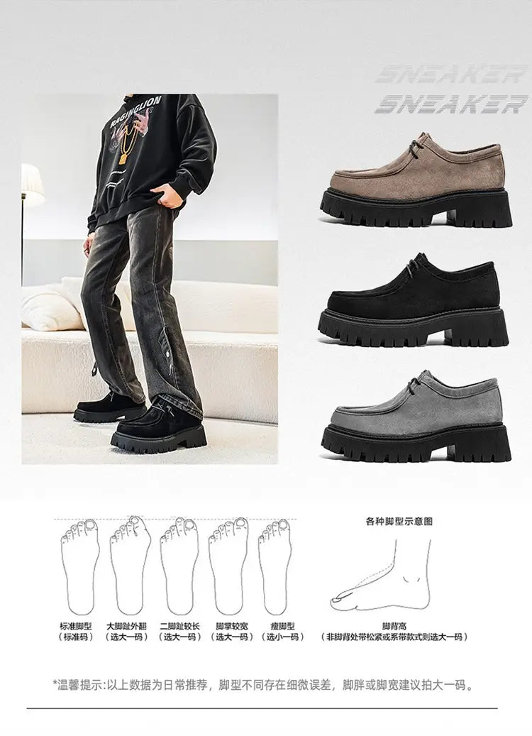 Mocassins en suède noir présentant des semelles épaisses et massives, conçus comme des baskets décontractées à plateforme en suède à semelle épaisse pour hommes.
