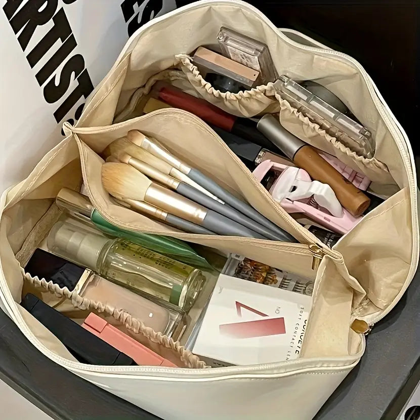 Beige Stoff-Reise-Make-up-Tasche und Kosmetikorganizer mit mehreren Fächern und elastischen Kanten zur Aufnahme von Pinseln, Fläschchen und Kosmetika.
