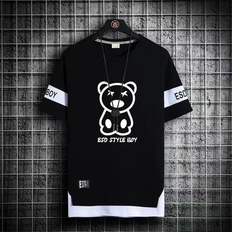 Herren Kurzarm-Graphic-Tee aus schwarzer Baumwolle mit einer weißen Bär-Grafik und Text sowie kontrastierenden weißen Ärmelbändern und Saum für einen Streetwear-Sommerstil.