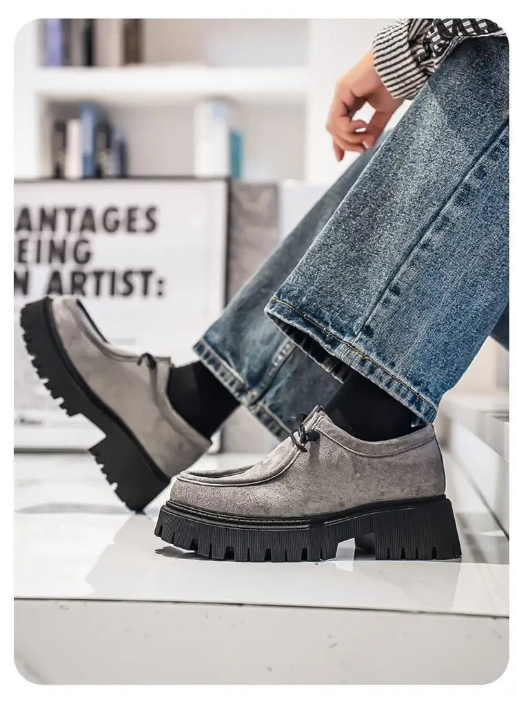 Baskets décontractées à plateforme en suède à semelle épaisse pour hommes en gris, au design à laçage et avec une semelle en caoutchouc noir massive.