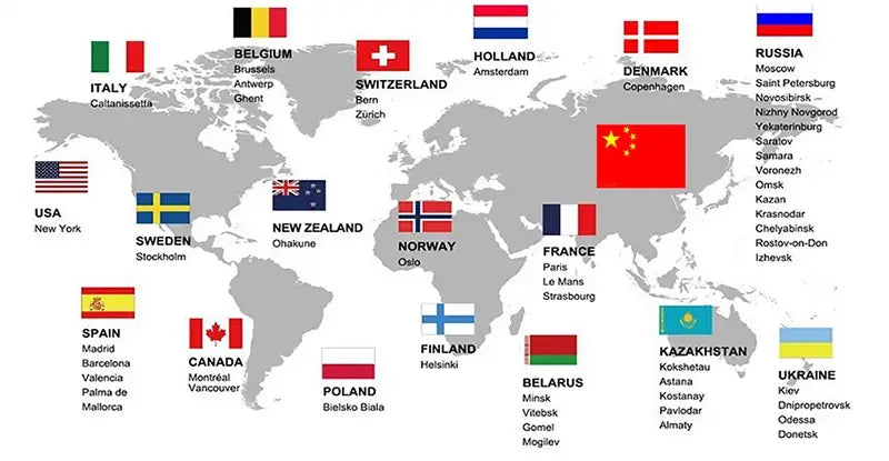 Débardeur en maille gris pour hommes, présentant une carte du monde avec des drapeaux nationaux et des noms de villes, conçu comme un chemise d’été décontractée sans manches.