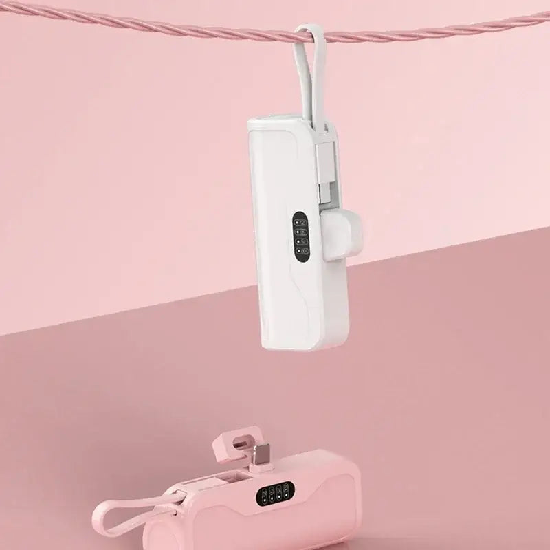 Banco de energía rectangular blanco de carga rápida con pantalla digital y anillo para llavero, mostrado junto con el mini cargador portátil rosa de la gama de productos net zh-cn