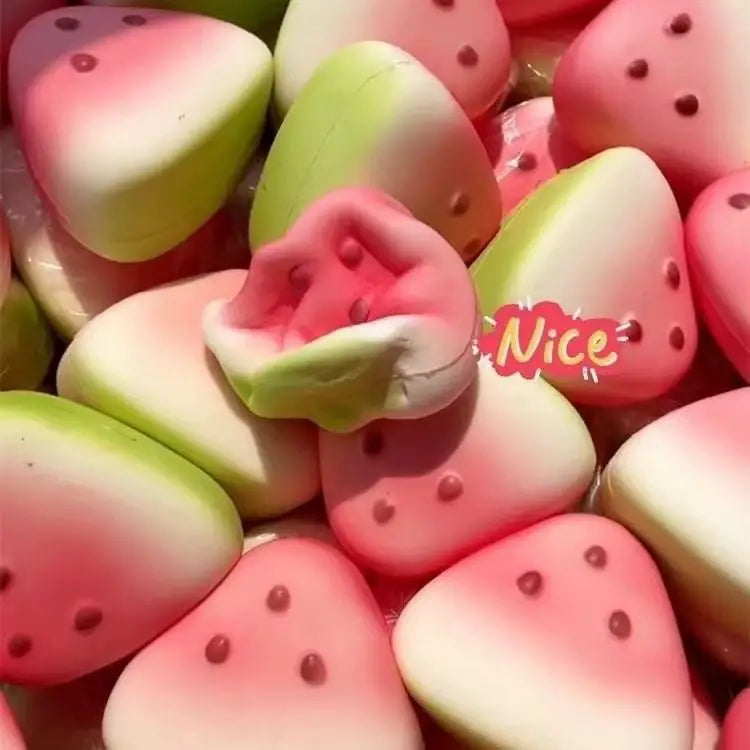 Des jouets « squishy » en forme de pastèque rose et vert, avec des détails de graines noires, montrés depuis un angle supérieur, comme un jouet antistress « squishy » en forme de pastèque pour soulager le stress.