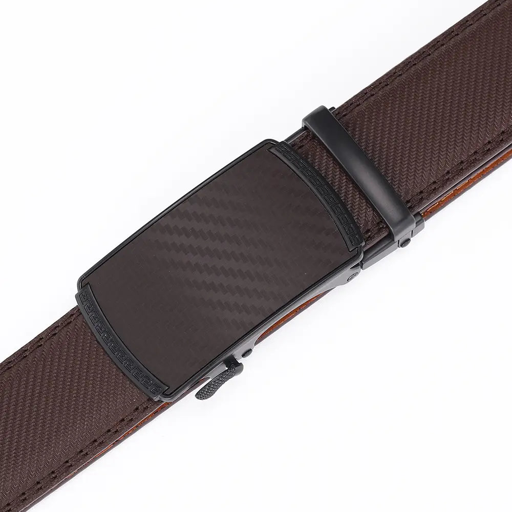 Ledergürtel für Herren mit automatischer Ausführung, mit braunem geflochtenem Riemen und automatischer Schnalle mit schwarzer Carbonfaser-Optik mit Musterung, ausgelegt für luxuriöse Business-Bekleidung.