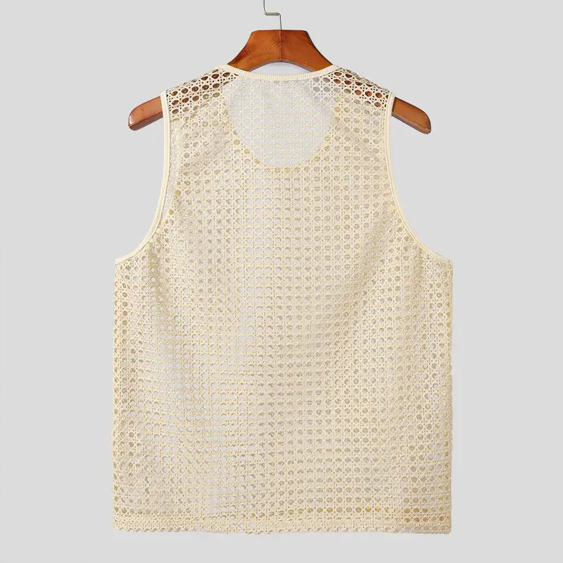 Débardeur en maille crochetée couleur crème pour hommes, avec un motif ajouré délicat et des bords festonnés pour des tenues d’été décontractées.
