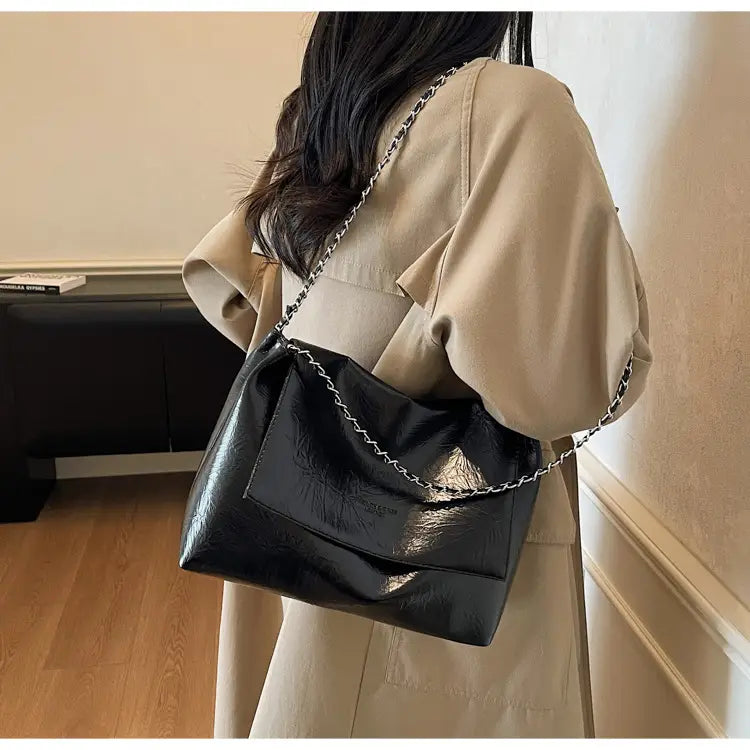Bolso bandolera tipo crossbody negro de piel sintética (PU) brillante con gran capacidad y correa de cadena plateada, elegante bolso de antecruda falso, ideal para el uso diario.