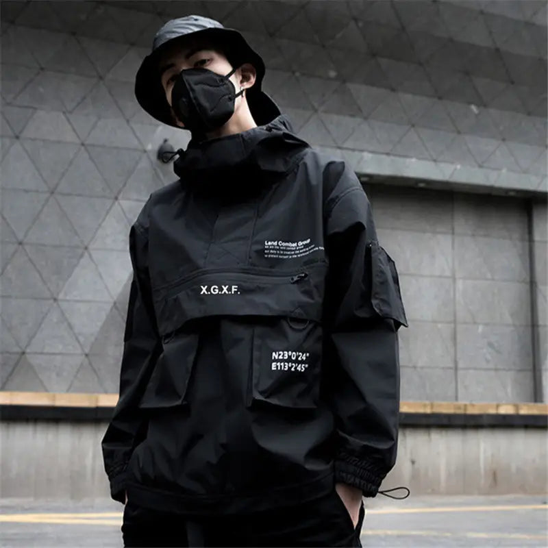 Veste imperméable à capuche tactique techwear noire x.g.x.f, montrant la face arrière dans un tissu foncé durable, conçue pour un usage en extérieur