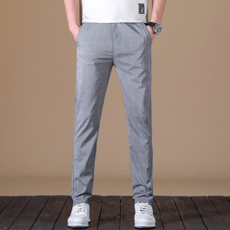 Pantalon de costume d’affaires pour homme en soie glacée à carreaux gris, coupe ajustée, confectionné dans un tissu léger pour un usage décontracté.