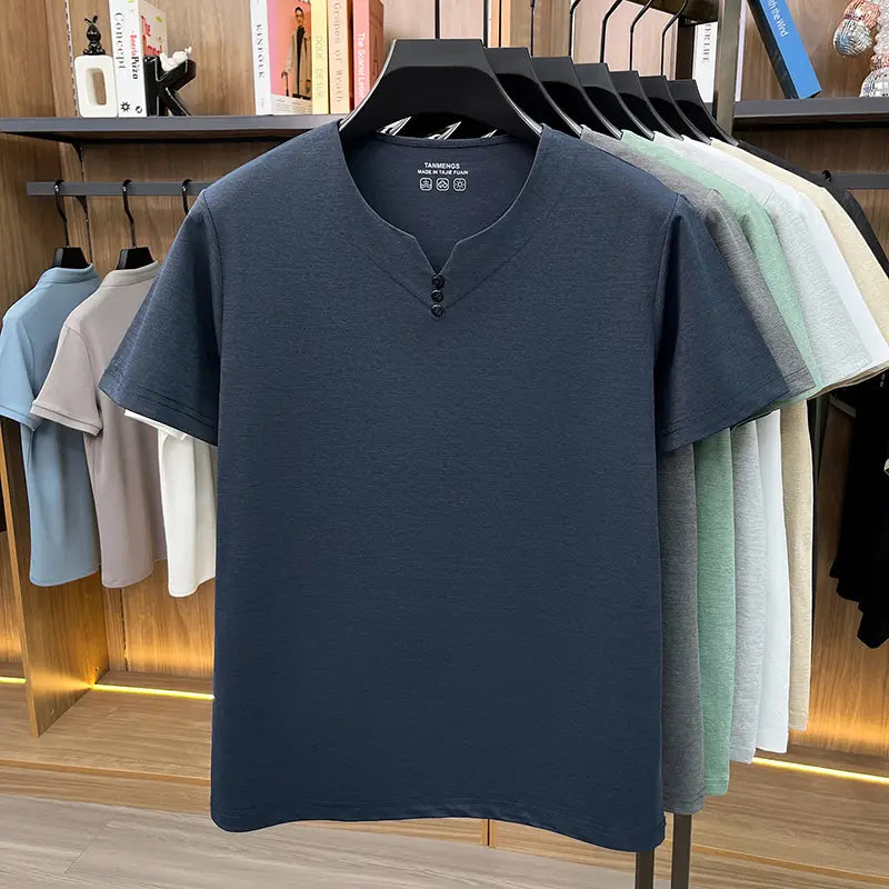 Camisa tipo henley informal para hombre de manga corta en azul oscuro, con escote en V y tres botones negros en el cuello.